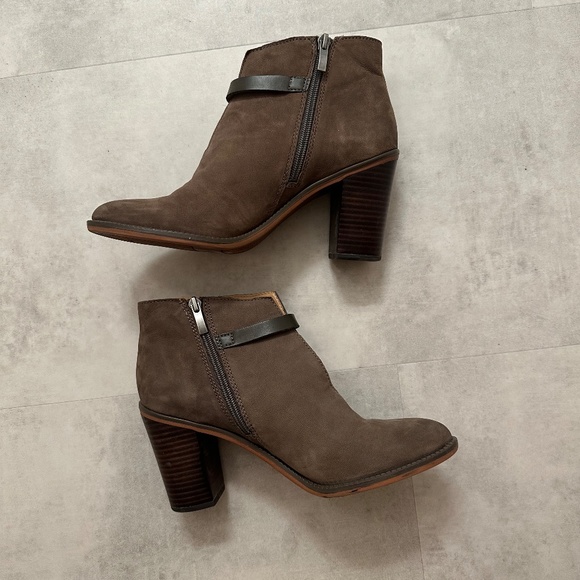 Franco Sarto ankle boots, size 9, taupe suede w/ dark brown leather strap & zip - Picture 2 of 8